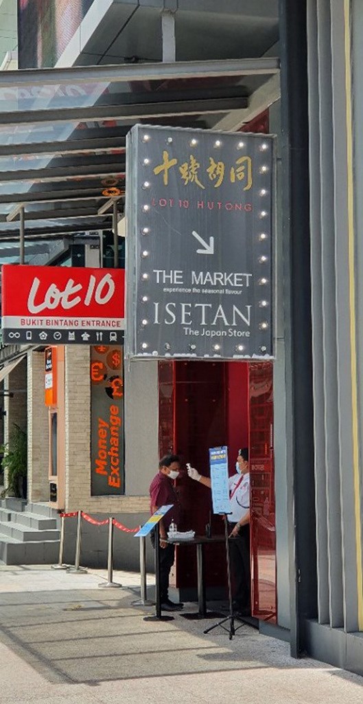 馬來西亞政府允許餐廳內用,前提是保持安全距離,但不少餐廳仍考量衛生安全問題,目前只提供外帶服務,並嚴格要求顧客接受體溫測試後才可入內。中央社記者郭朝河吉隆坡攝 109年5月4日