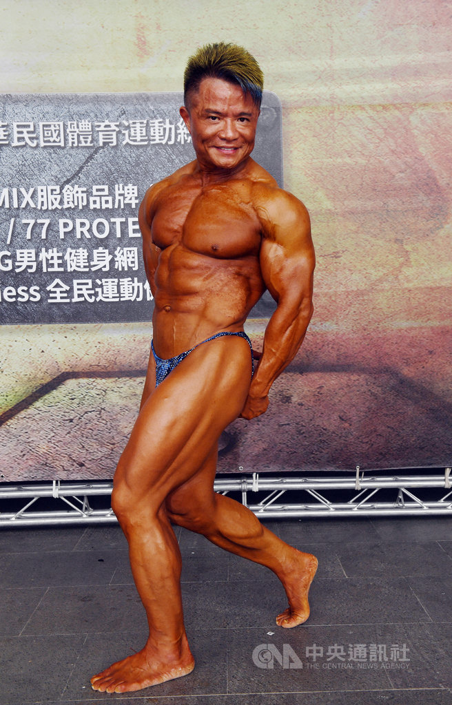 健美國手吳金龍即使今年53歲,依舊維持傲人的肌肉線條,他認為,健美是所有單項運動員中生命最長的運動,即使53歲,他也還能與其他年輕人繼續在場上爭奪冠軍和當國手機會。中央社記者施宗暉攝 109年5月30日