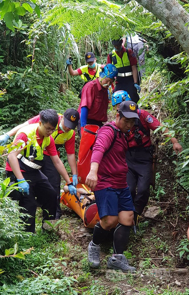 宜蘭縣消防局30日獲報,大南澳越嶺古道有一名黃姓男登山客途中身體不適,失去意識及呼吸,隨即派員前往救援,並以電話指導隨同友人先行急救,消防人員到場後接手並將黃男緊急送醫,但仍宣告不治。(宜蘭縣消防局提供)中央社記者沈如峰宜蘭縣傳真 109年5月30日