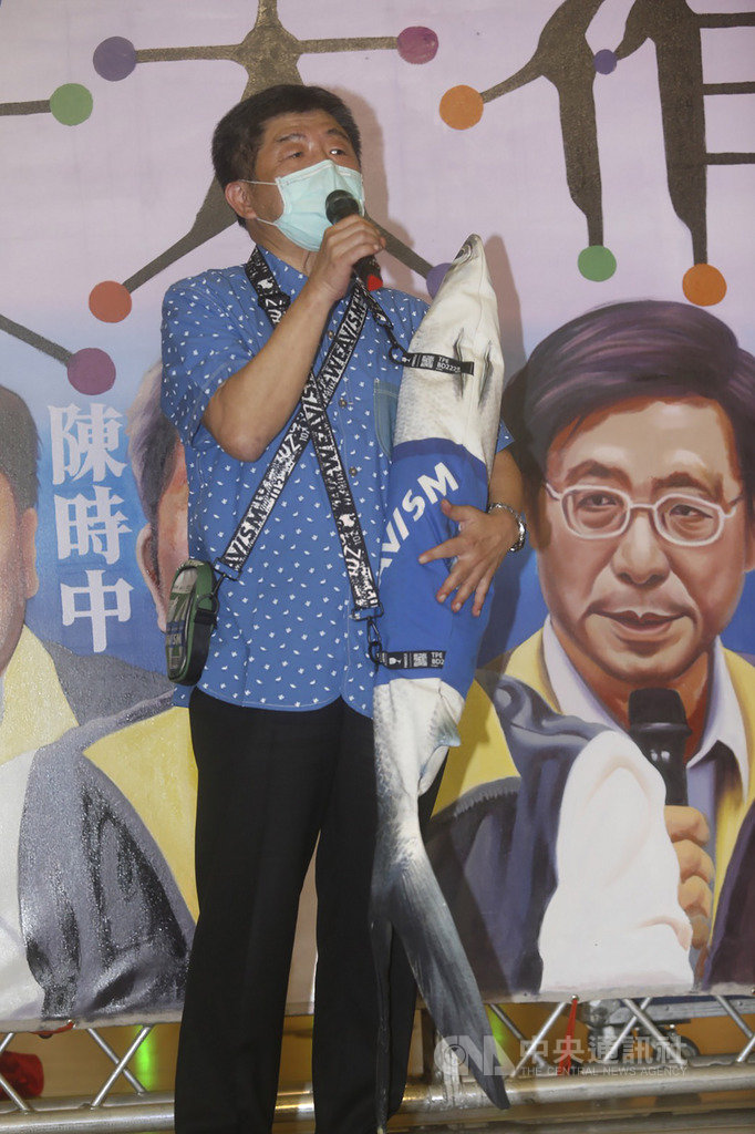 中央流行疫情指揮中心指揮官陳時中30日率隊南下台南展開兩天一夜「防疫樂活遊」,下午造訪奇美博物館,陳時中也卸下筆挺西裝,換上休閒襯衫向眾人致意。中央社記者董俊志台南攝 109年5月30日