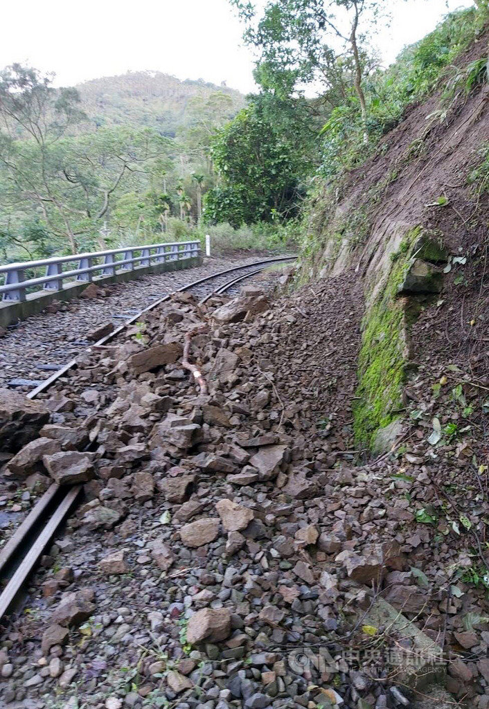 嘉義山區29日豪雨,造成阿里山林業鐵路26.88公里處(獨立山車站附近)上邊坡土石滑落,列車無法通行。(阿里山林鐵及文資處提供)中央社記者黃國芳傳真 109年5月30日