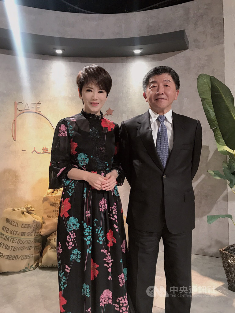 衛福部長陳時中(右)近日接受節目「我是救星」主持人陳雅琳(左)專訪,談及世界衛生組織將台灣拒於門外,陳時中除捍衛主權,也指出台灣要帶著榮譽與世界的貢獻進到世界衛生大會(WHA)。(壹電視提供)中央社記者王心妤傳真 109年5月30日