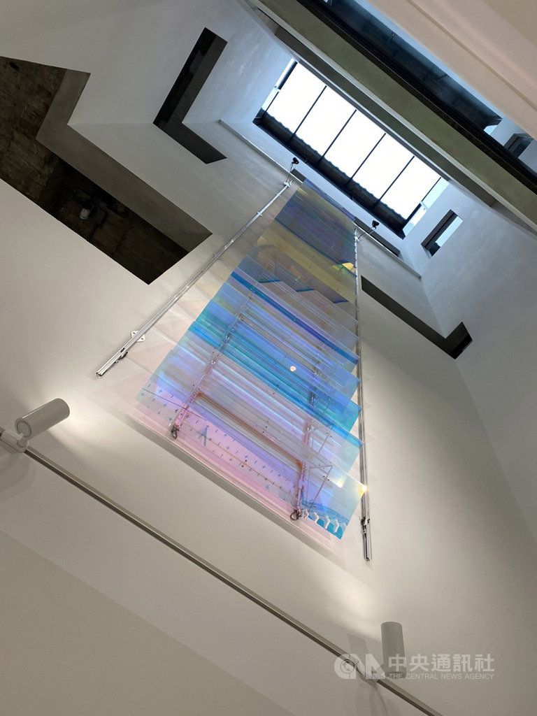 新媒體藝術家高德亮的作品「光區」,貫穿天井,是專為台北LIGHTWELL量身打造的裝置藝術,利用空間獨有的視覺動線,從不同角度、樓層,能感受到不同的時序更迭。中央社記者白芷達邦攝 109年5月30日