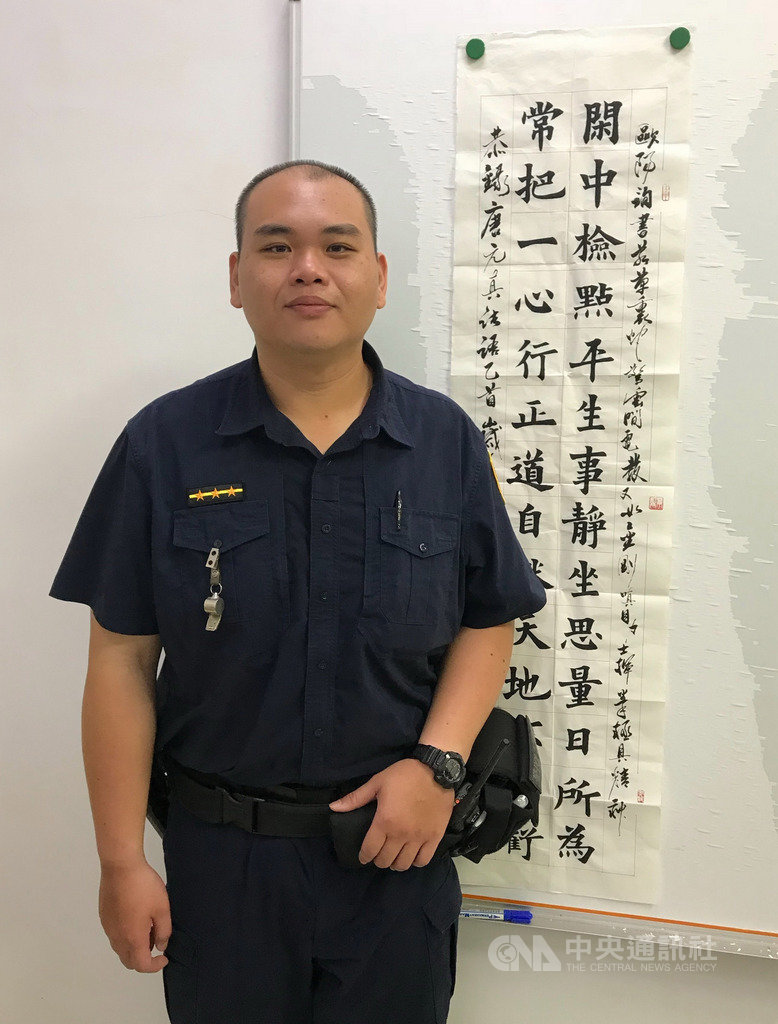 新北市板橋警分局沙崙派出所員警傅志平(圖)外表粗獷,但內心纖細,因真心勸導受刑人向善,讓受刑人深受感動,日前並寄贈所臨摹的書帖表達對傅志平感恩。(警方提供)中央社記者黃旭昇新北市傳真 109年5月30日