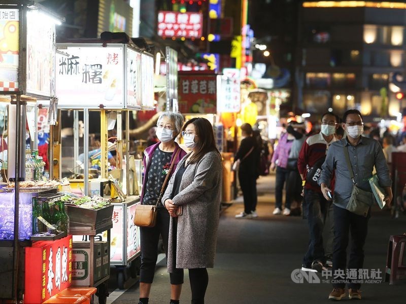 指揮中心發言人莊人祥30日表示,6月7日起只要注意手部清潔、避免近距離咳嗽,賣場、夜市也能恢復試吃。(中央社檔案照片)