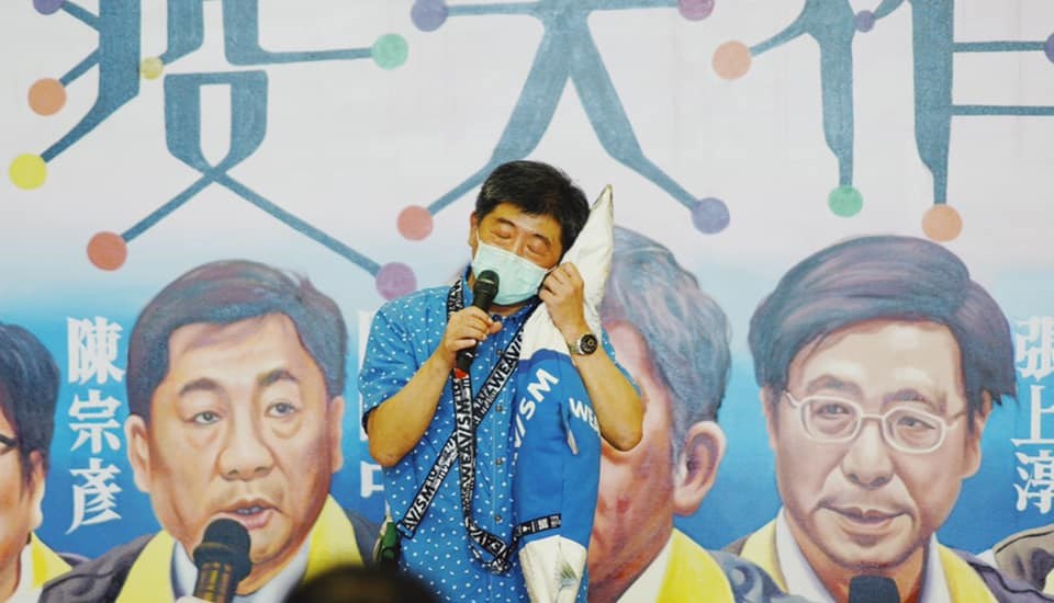 衛福部長陳時中30日造訪台南,換上黑面琵鷺印花襯衫,斜背虱目魚包逛奇美博物館。(圖取自facebook.com/taiwanweicher)