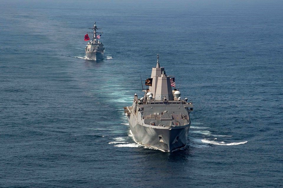 中國「兩會」舉行期間,美軍在東海、南海一帶動作頻仍,美太平洋艦隊在臉書粉專公佈聖安東尼奧級兩棲船塢運輸艦紐奧良號(前)與勃克級導向飛彈驅逐艦裴拉塔號在東海執行任務的照片。(圖取自美軍太平洋艦隊臉書facebook.com)