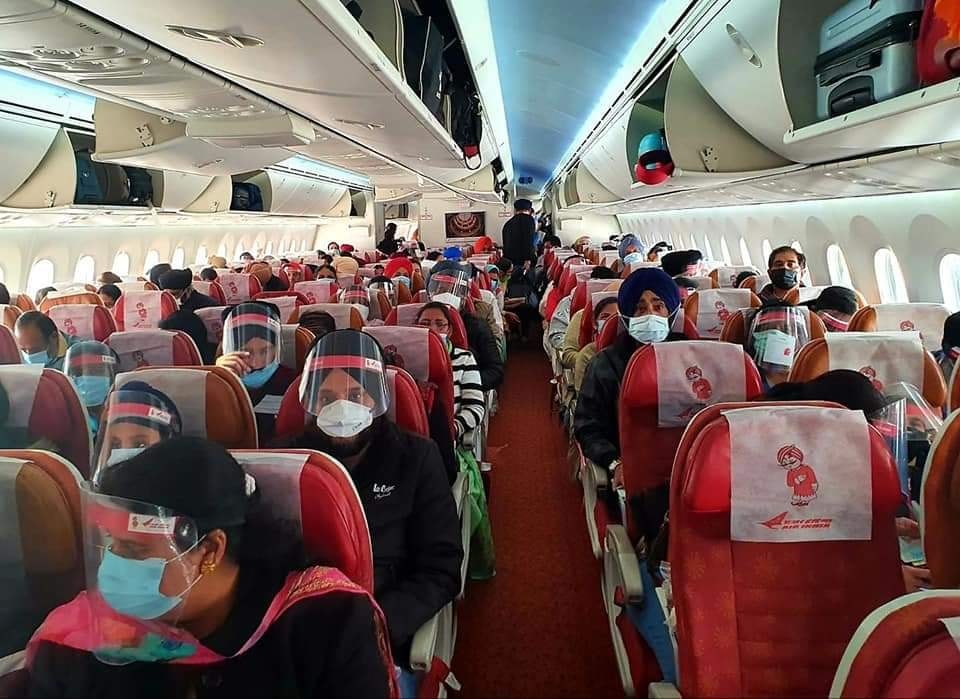 印度航空公司一架撤僑專機30日從新德里飛莫斯科途中,因機師被發現確診感染武漢肺炎,專機被要求折返。(圖取自facebook.com/AirIndia)