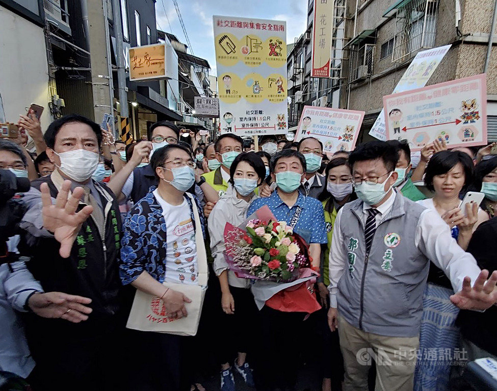 衛福部長陳時中(前右2)30日下午造訪台南,在市長黃偉哲(前左2)等陪同下,首站前往奇美博物館,接著轉往中西區國華街商圈視察,不過陳時中的高人氣引來爆量人潮,現場寸步難行。中央社記者董俊志攝 109年5月30日