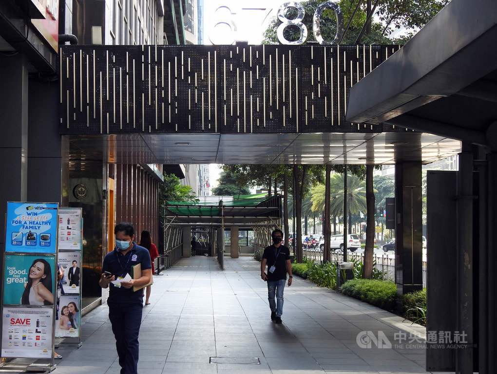 大馬尼拉地區6月起將放寬封城規範,馬卡蒂市(Makati)金融商業區艾雅拉大道(Ayala Avenue)行人逐漸增加。照片攝於29日。中央社記者陳妍君馬尼拉攝 109年5月31日