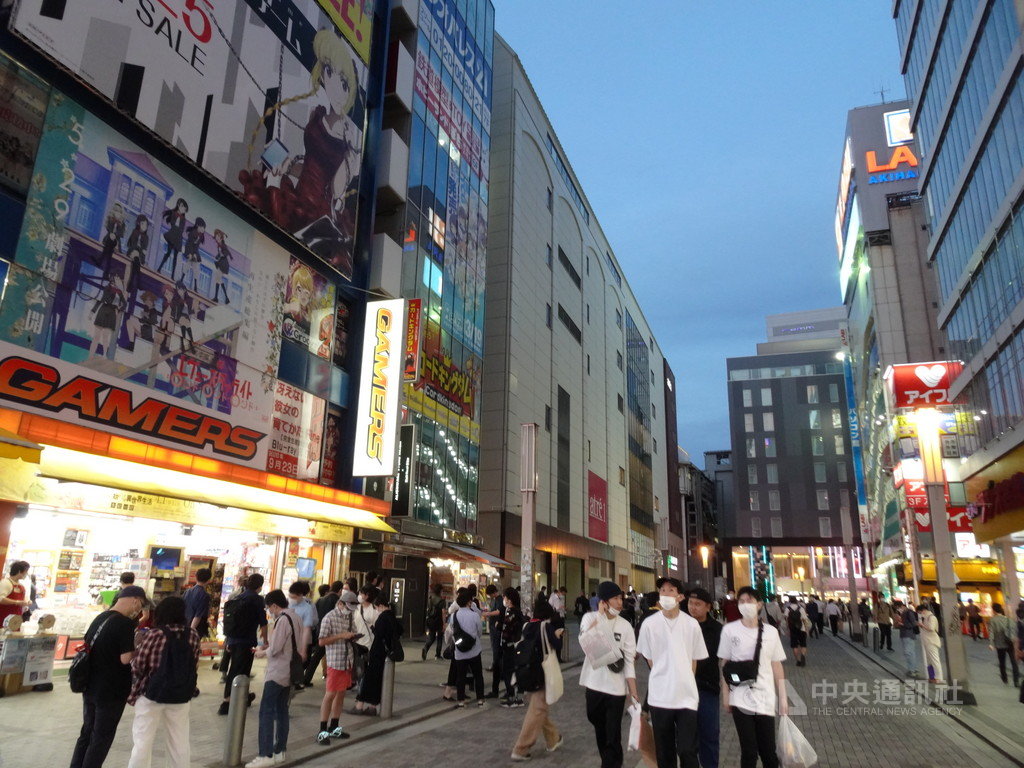 日本政府5月25日全面解除為防疫所發布的緊急事態宣言,30日是解禁後第一個週末,電器街秋葉原人潮多,買氣佳。中央社記者楊明珠東京攝 109年5月30日
