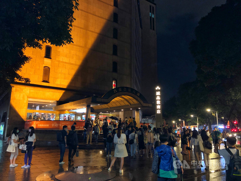 誠品敦南店座落台北市中心,黑夜、白日皆敞開大門歡迎著各種各樣的人群,31日午夜將結束營業,出版人許悔之及作家高翊峰說,流連在誠品敦南店的夜晚是無法忘懷的美好時刻。中央社記者陳秉弘攝 109年5月31日