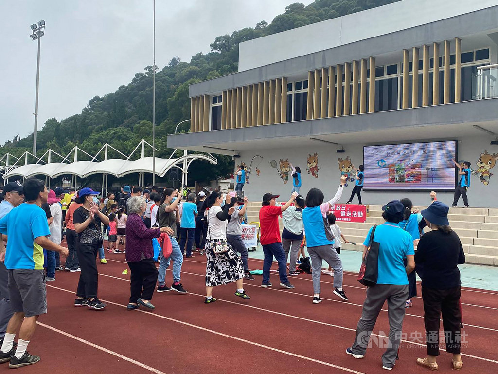 響應531世界無菸日,連江縣衛生福利局歷年舉辦球類賽事,今年因應武漢肺炎(2019冠狀病毒疾病,COVID-19)疫情改為健走活動,共有600名民眾響應,一起走出戶外強健身心。(連江縣衛生福利局提供)中央社 109年5月31日