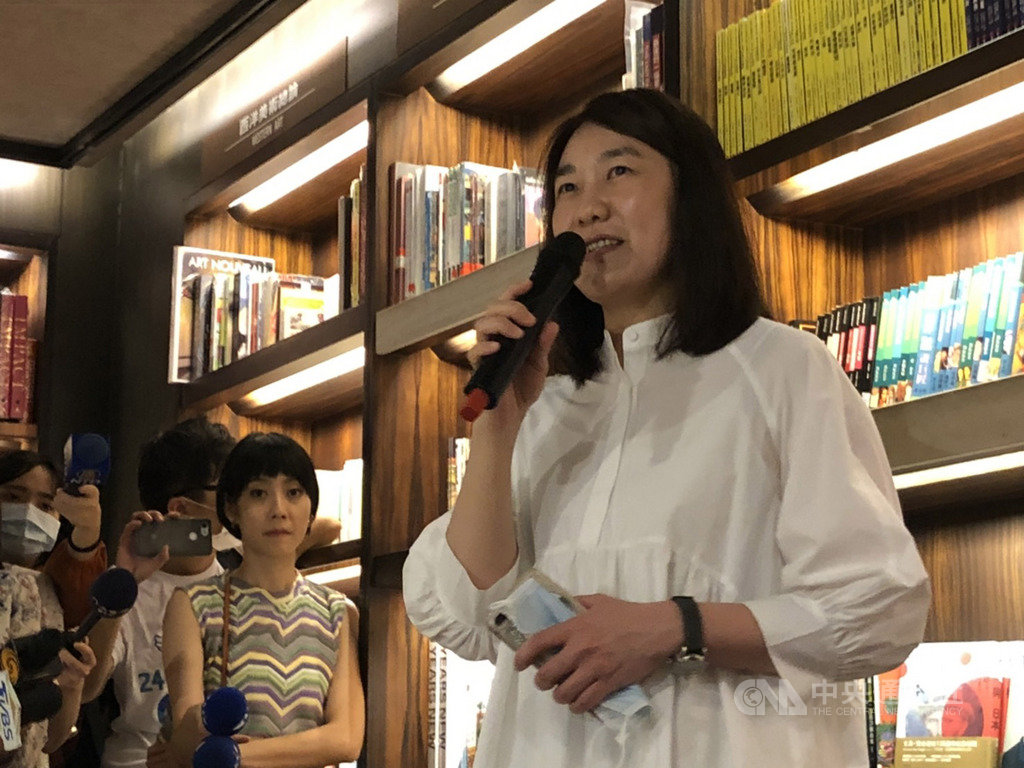 誠品董事長吳旻潔31日出席敦南誠品閉幕活動,提到誠品敦南店就像母店一樣,因為所有成長與發展都從這家店開始,她也為能提前規劃、好好跟誠品敦南店說再見,感到幸運。中央社記者蘇思云攝 109年5月31日