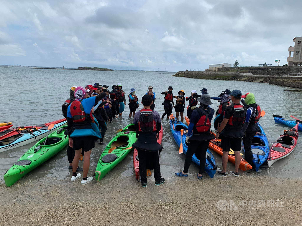 澎湖馬公高級中學近40名師生以獨木舟挑戰從白沙鄉中屯跨島划行到員貝島,歷時近2小時完成,象徵海洋子民挑戰海洋決心。(黃肇國提供)中央社 109年5月31日