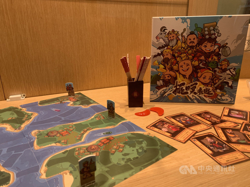 連江縣文化處與原典創思規劃顧問開發「擺暝文化」桌遊,不僅融入馬祖多神信仰的海島宗教特點,營造島嶼風格的背景,也展現馬祖代表性陣頭,透過遊戲讓民眾認識不同島嶼的廟宇習俗。中央社記者邱筠攝 109年5月31日