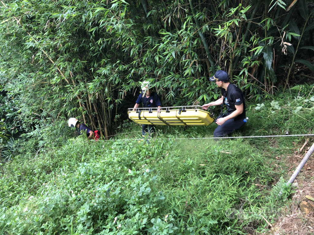 台北市一對老夫妻31日下午到北投區踏青爬山,兩人不慎滑落邊坡,北市消防局獲報派員到場救援,以擔架將2人救出,均意識清醒、四肢輕微擦傷。(民眾提供)中央社記者黃麗芸傳真 109年5月31日