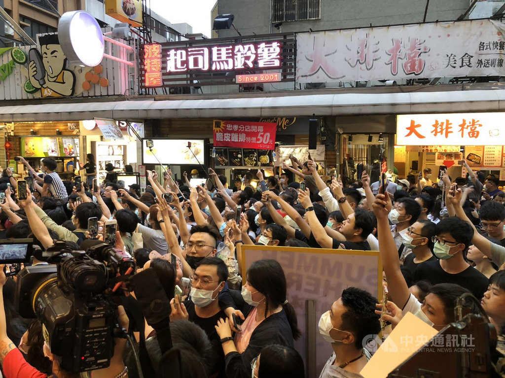 中央流行疫情指揮中心指揮官、衛福部長陳時中31日下午快閃造訪台中,傍晚前進一中商圈,大街上滿滿都是等待陳時中現身的人潮。中央社記者趙麗妍攝 109年5月31日