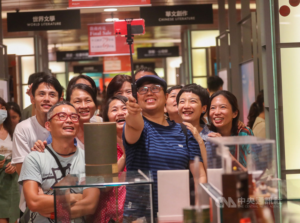誠品敦南店最後一夜,31日晚間不少民眾相約在書店自拍合照,留下珍貴回憶。中央社記者裴禛攝 109年5月31日