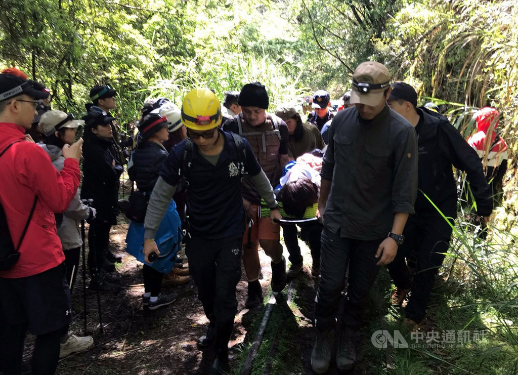 阿里山林鐵眠月線因沿途保留原始景觀,成為登山熱門路線,31日發生一名女登山客不慎跌落約2層樓高橋下,眾人一起接駁救護送醫,幸無生命危險。(嘉義縣消防局提供)中央社記者黃國芳傳真 109年5月31日