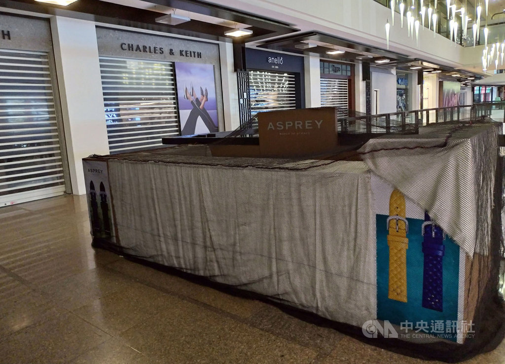 大馬尼拉地區5月16日起允許商場內50%店家復工,6月起將進一步放寬封城規範。5月27日在一家購物商場內,多數店家仍拉上鐵門未營業。中央社記者陳妍君馬尼拉攝 109年5月31日