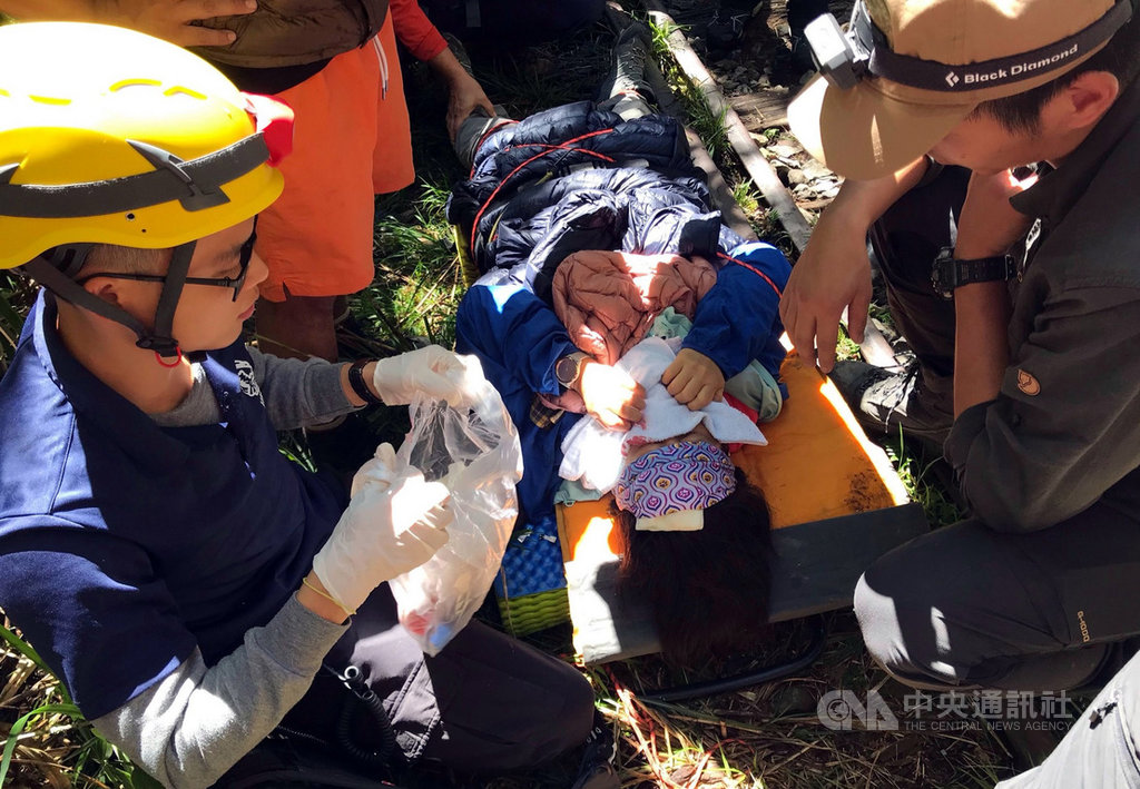 阿里山林鐵眠月線停駛多年,保留原始景觀,成為登山熱門路線,31日發生一名女登山客不慎跌落約2層樓高橋下,幸無生命危險。(嘉義縣消防局提供)中央社記者黃國芳傳真 109年5月31日