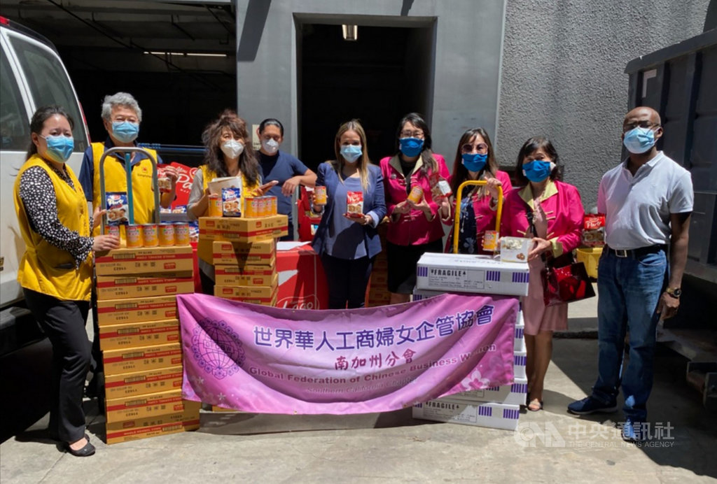 幫幫忙基金會、世界華人工商婦女協會28日捐贈物資給宏都拉斯駐洛杉磯總領事館。(孟心韻提供)中央社記者林宏翰洛杉磯傳真 109年5月31日