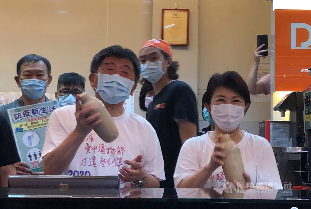 衛福部長陳時中(前左)31日下午造訪台中,和台中市長盧秀燕(前右)一起逛熱鬧的一中商圈,更親自體驗搖珍奶。中央社記者趙麗妍攝 109年5月31日