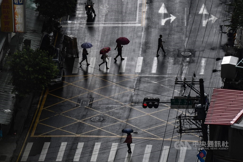對流雲系發展旺盛,氣象局31日晚間發布新北等5縣市大雨特報。(中央社檔案照片)