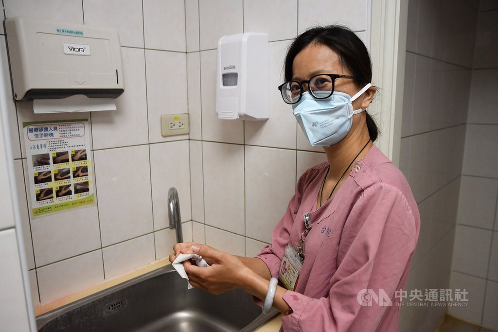 衛生福利部台中醫院護理師小雅因為曾在創世基金會擔任志工,決定從事護理工作,還自願進入負壓隔離病房照顧武漢肺炎確診個案,她說,看到個案解除隔離是最開心的事。中央社記者郝雪卿攝 109年5月31日