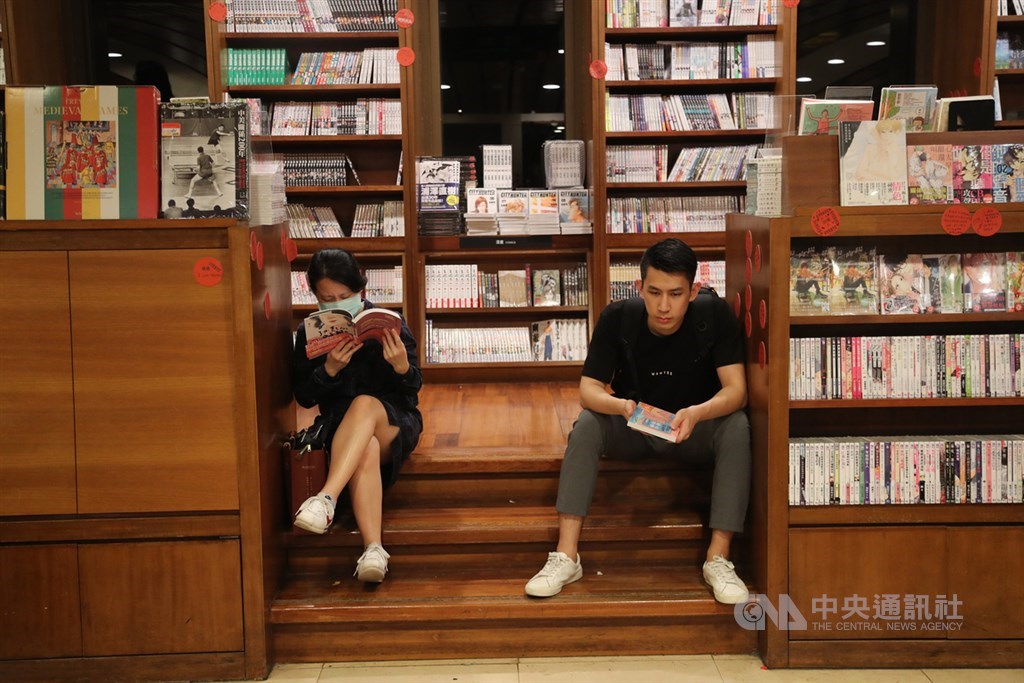 首家全天不打烊的書店誠品敦南店將於31日熄燈,不少民眾在最後一天的凌晨前往書店,留下最後的回憶。中央社記者張皓安攝 109年5月31日
