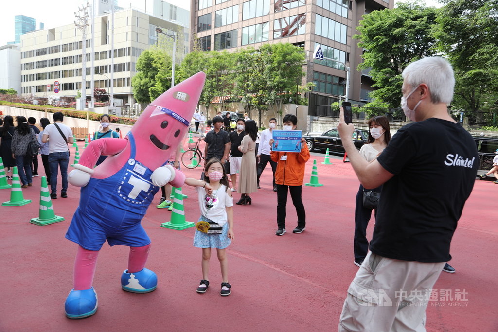 日本政府5月25日全面解除為防疫所發布的緊急事態宣言,30日是解禁後第一個週末,東京鐵塔吉祥物諾朋戴防疫面罩迎接遊客。中央社記者楊明珠東京攝 109年5月30日
