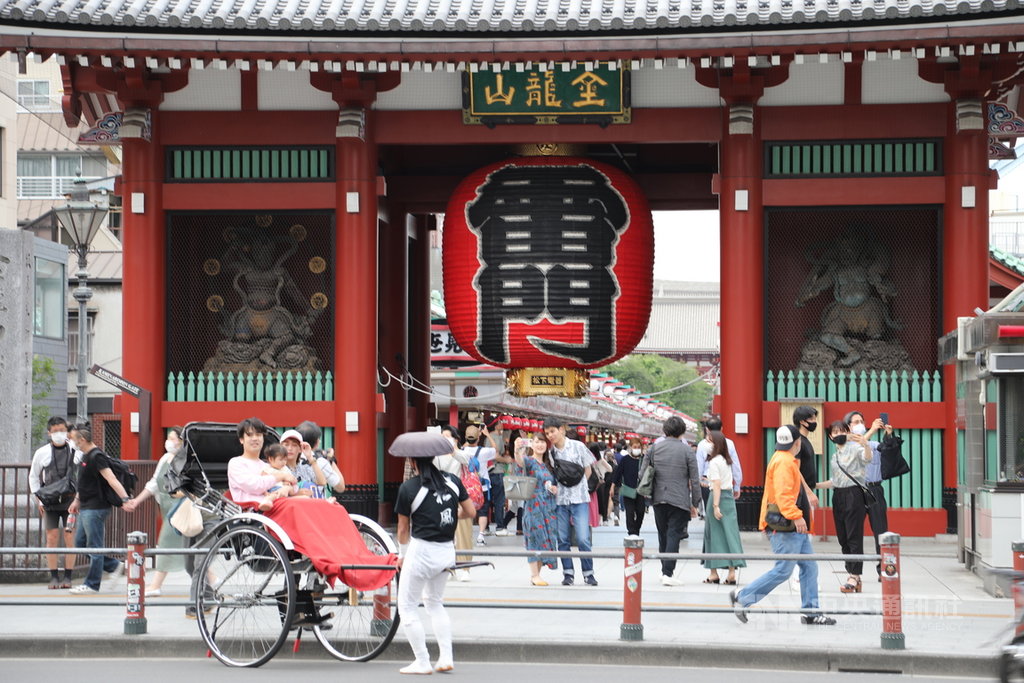 日本政府因應武漢肺炎疫情4月7日宣布緊急事態宣言,5月25日全面解除。30日是解禁後第一個週末,東京知名景點淺草雷門前暌違近2個月湧進人潮。中央社記者楊明珠東京攝 109年5月30日