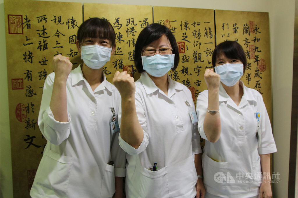 台中大里仁愛醫院護理長黃淳鈴(中)與護理師沈淑苑(右)、劉晏如(左),曾經歷當年抗SARS時期,此次武漢肺炎疫情爆發,3人也到前線進入隔離病房服務。中央社記者蘇木春攝 109年5月31日
