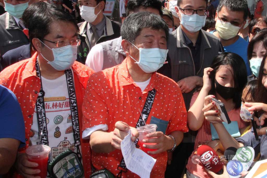 衛福部長陳時中(前左2)31日在台南市長黃偉哲(前左)等人陪同下,到台南學甲頑皮世界野生動物園參訪,有小朋友送上打氣加油親筆信,讓陳時中相當開心。中央社記者楊思瑞攝 109年5月31日