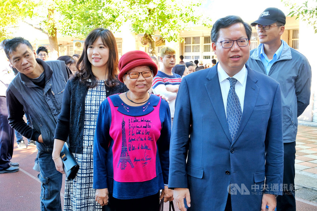 桃園市政府新聞處31日表示,桃園市長鄭文燦的母親鄭邱碧回30日深夜安詳辭世,享壽85歲,靈堂預計在6月2日開放外界追思弔唁。圖為107年11月24日鄭文燦(前右起)、鄭邱碧回及妻子林俞汝前往八德區大安國小完成選舉投票。中央社記者吳睿騏桃園攝 109年5月31日