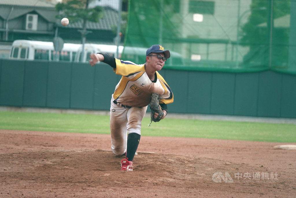 109年玉山盃全國青棒錦標賽,雲林縣隊31日與新竹縣隊敗部交手,雲林縣好手李東森(圖)先發蹲捕敲3安,後援1局無失分,率隊以3比0拿勝保生機。中央社記者謝靜雯攝 109年5月31日