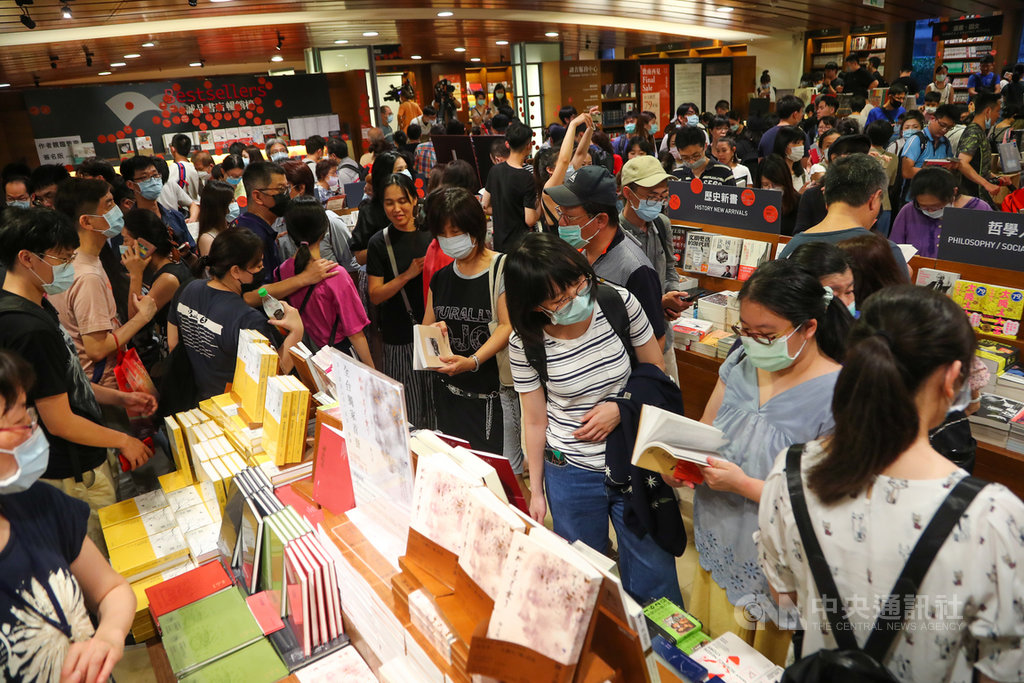 全球首間24小時書店「誠品敦南店」走過31個年頭,31日迎來最後一天營業,大批讀者把握最後機會到場看書、買書,現場人潮眾多,氣氛熱絡。中央社記者王騰毅攝 109年5月31日