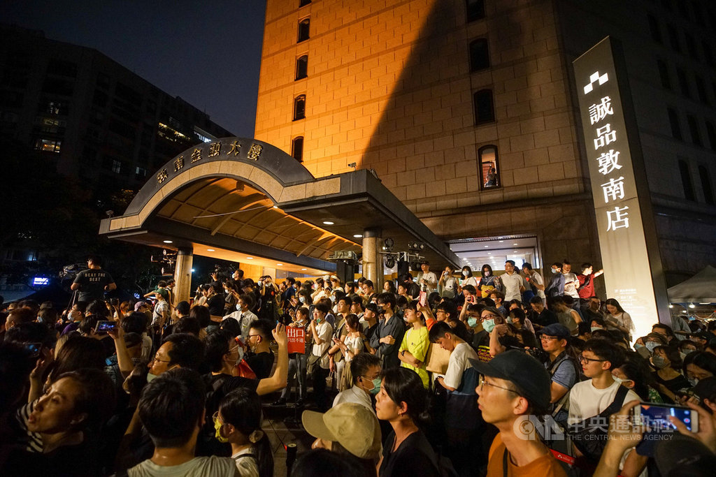 誠品敦南店最後一夜,31日晚間在戶外廣場舉辦音樂活動,現場擠滿大批人潮,共度熄燈倒數時光。中央社記者裴禛攝 109年5月31日
