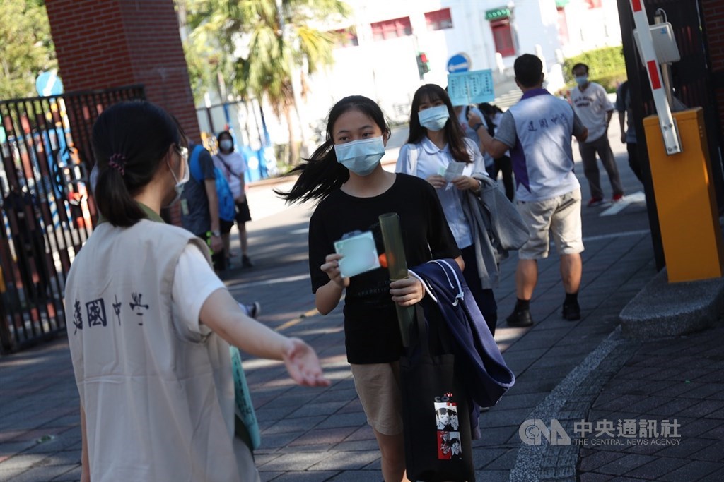 受疫情影響,109年國中教育會考首度於30、31日安排補考。圖為17日109年國中會考第二天情形。(中央社檔案照片)