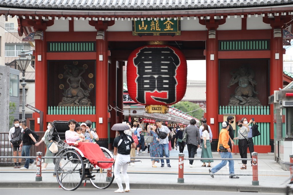 日本政府因應武漢肺炎疫情4月7日宣布緊急事態宣言,5月25日全面解除。30日是解禁後第一個週末,東京知名景點淺草雷門前暌違近2個月湧進人潮。中央社記者楊明珠東京攝 109年5月30日
