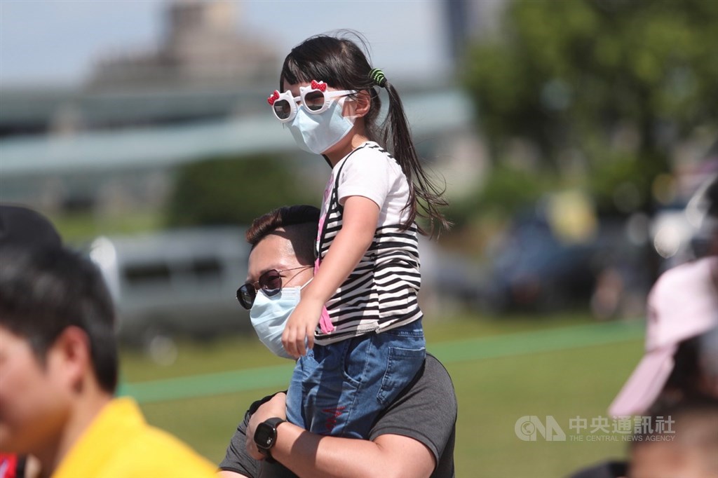 中央氣象局預報,未來一週台灣是晴朗炎熱天氣。31日天氣炎熱,民眾外出仍確實戴上口罩。中央社記者吳家昇攝 109年5月31日