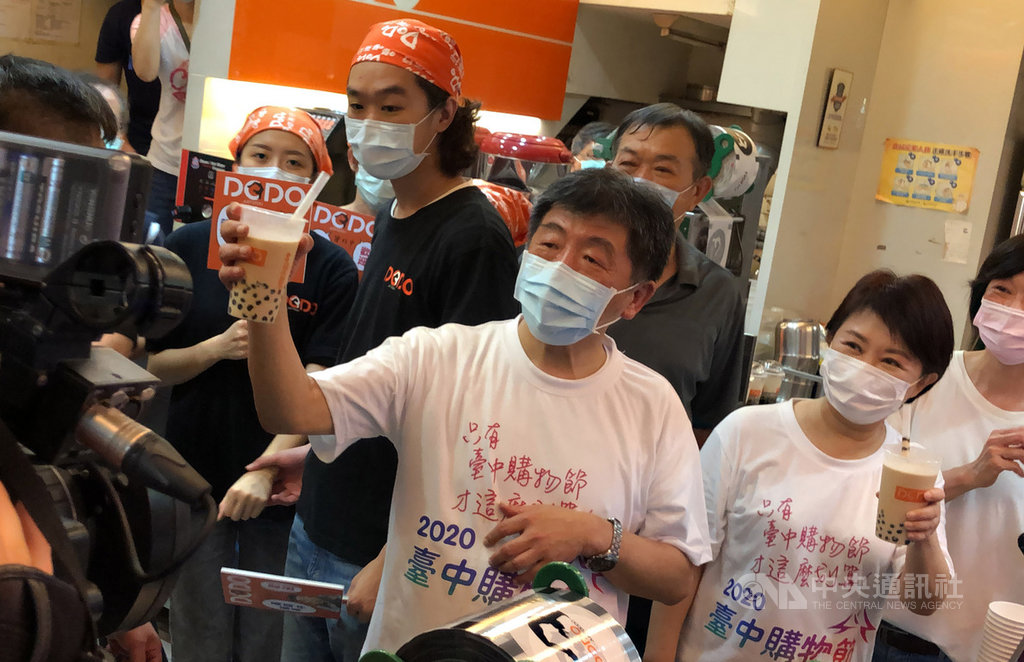衛福部長陳時中(前左)31日快閃造訪台中,台中市長盧秀燕(前右)親自接待,陳時中也在一中商圈首次體驗搖珍奶,直呼非常好喝。中央社記者趙麗妍攝 109年5月31日
