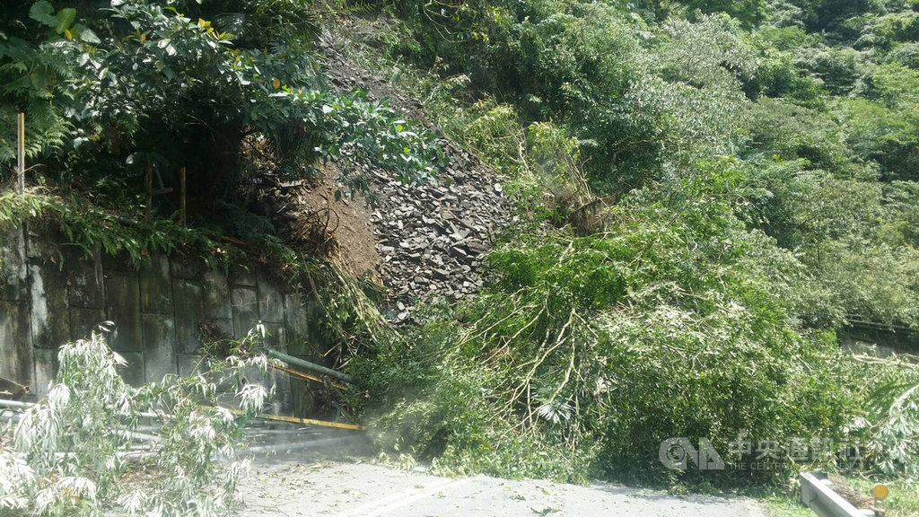 太平山國家森林遊樂區前往鳩之澤溫泉區的支線道路31日上午發生邊坡坍方,造成道路雙向無法通行,羅東林管處已派機具和人員搶修,估計晚間恢復單向通車;至於受損的溫泉及煮蛋槽管線,預計6月3日修復完成。(林務局羅東林區管理處提供)中央社記者王朝鈺傳真 109年5月31日