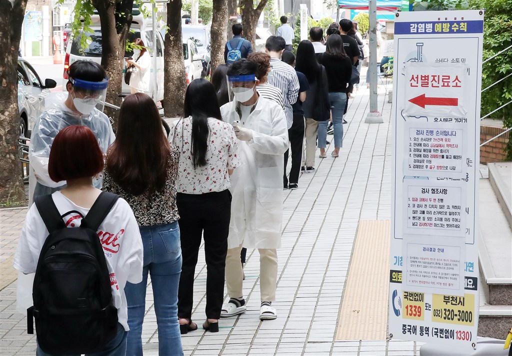 韓聯社報導,韓國新增確診案例多數與電商Coupang旗下位於京畿道富川市的物流中心群聚感染有關,連日來確診案例明顯增加。圖為28日富川一處篩檢站對民眾進行武漢肺炎篩檢。(韓聯社提供)