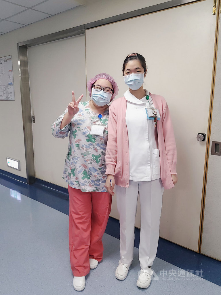專責隔離病房的護理師姊妹花陳邑沁(左)、陳邑涵(右),寫卡片、折紙花藝送給患者,希望緩解患者等待檢疫的焦慮。中央社記者蘇木春攝 109年5月31日