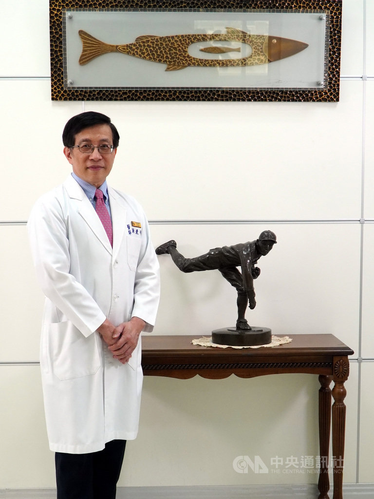 陽明大學31日舉行45週年校慶,並表揚7名傑出校友,其中嘉義陽明醫院院長謝景祥積極推動病人自主權利法,獲選傑出校友。(陽明大學提供)中央社記者許秩維傳真 109年5月31日