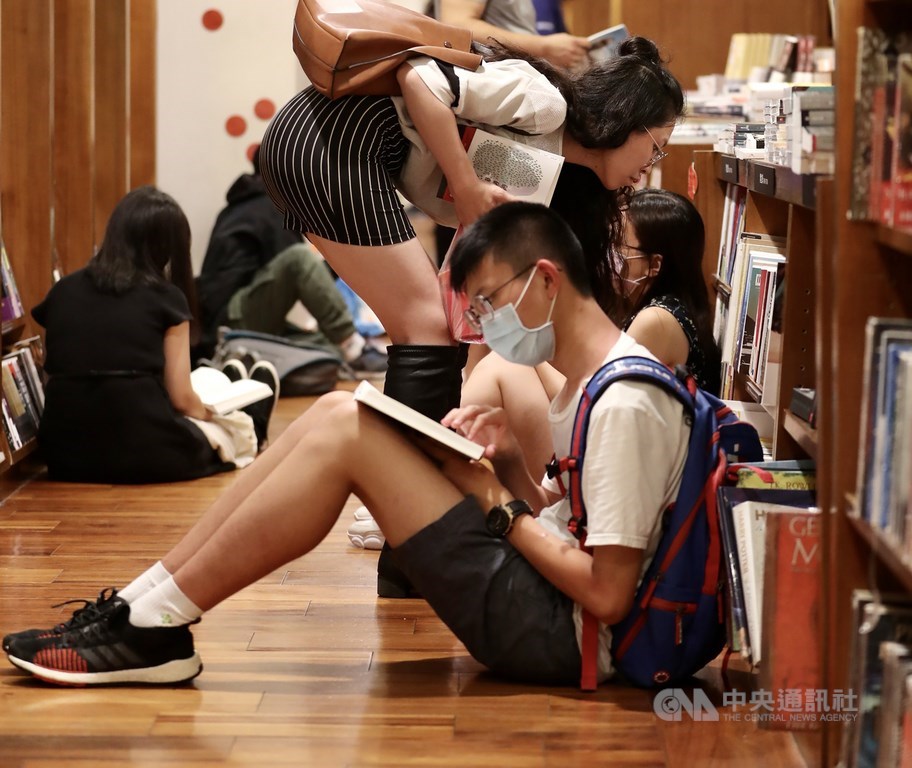 24小時營運的誠品敦南店31日將吹熄燈號,不少民眾在最後一天的凌晨前往書店,享受席地而坐的閱讀樂趣,留下回憶。中央社記者張皓安攝 109年5月31日