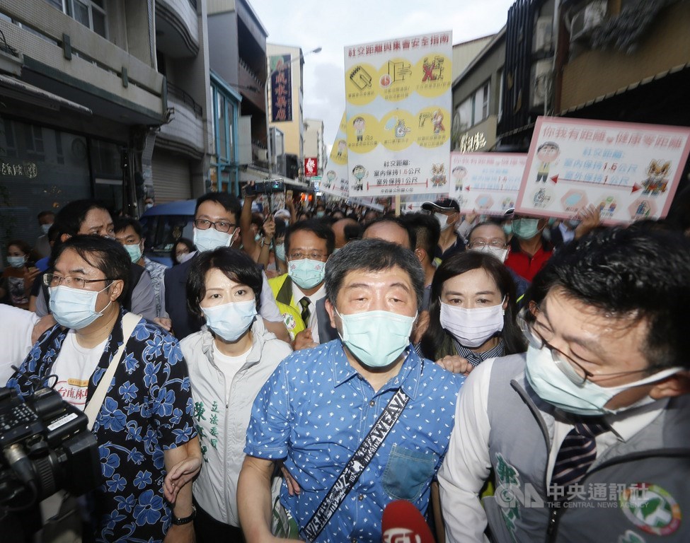 疫情指揮中心指揮官陳時中說,解封對民眾是高興的事,難免會鬆懈,但也是大考驗。圖為陳時中(前右2)30日造訪台南國華街商圈時,身邊跟著大批人潮。中央社記者董俊志攝 109年5月30日