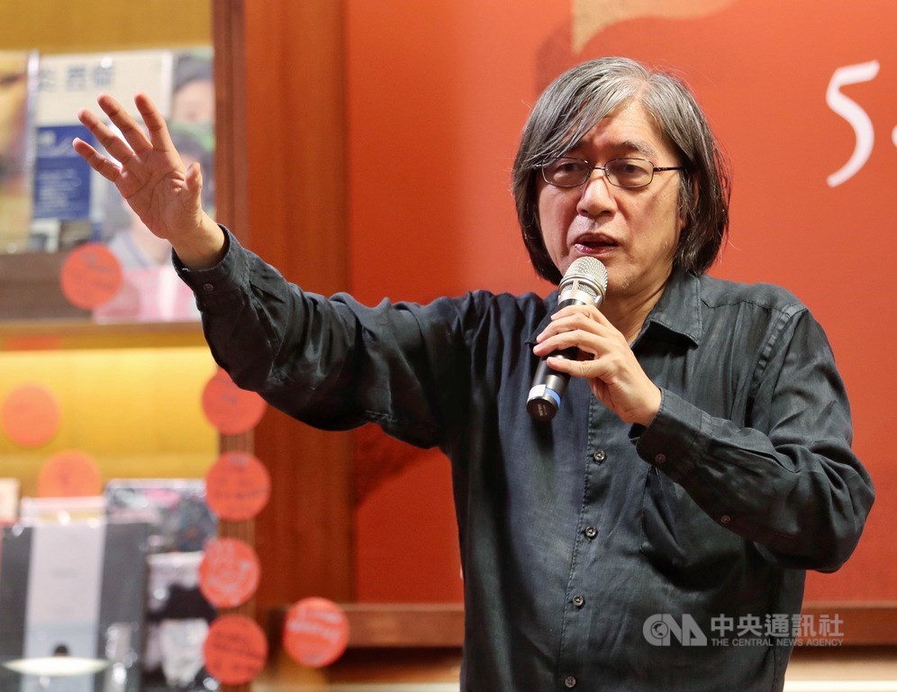 全天不打烊的書店誠品敦南店31日將結束營業,PChome董事長詹宏志以「讀書之城:30年來台北讀書生活的回憶」為題,在凌晨4時30分開講。中央社記者張皓安攝 109年5月31日